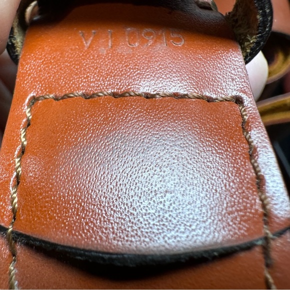 AUTHENTIC Louis Vuitton Epi Sac D’Epaule - Picture 9 of 9